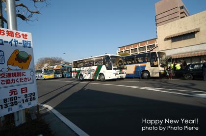 すごい数のバスやタクシー