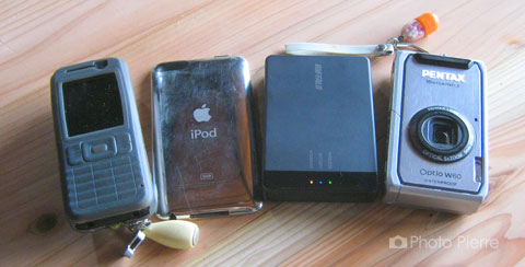 ケータイ ＋ pocket Wi-Fi ＋ iPod(3) ＋ デジカメというスタイル