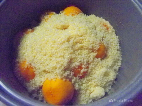杏と半量の砂糖を炊飯器釜にセット