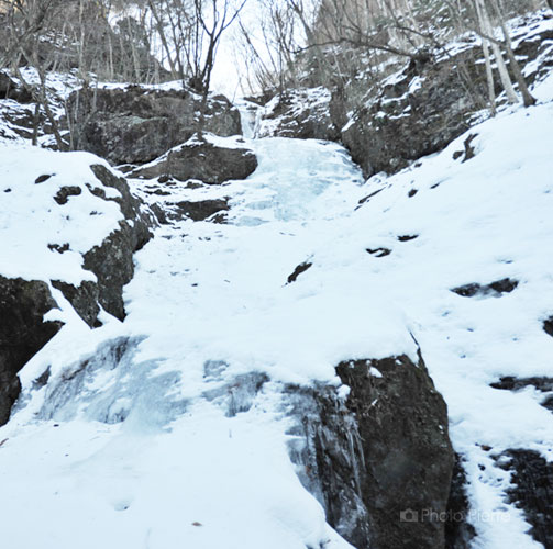 凍る三段の滝