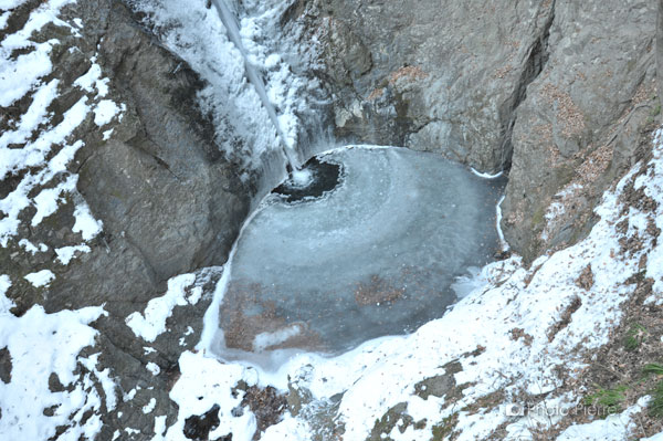 線ヶ滝の凍る滝壺