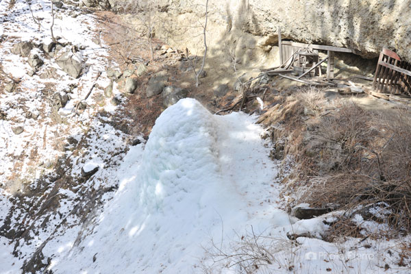 威怒牟畿不動滝の氷塊の横顔