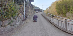 敢えて舗装路にしゃがんで映り込む