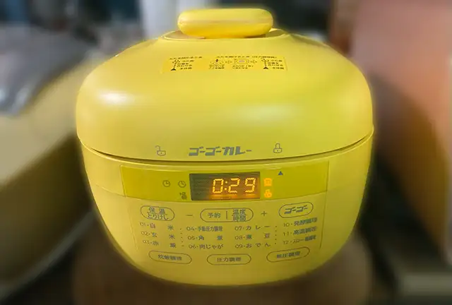 ゴーゴーカレー電気圧力鍋で調理中