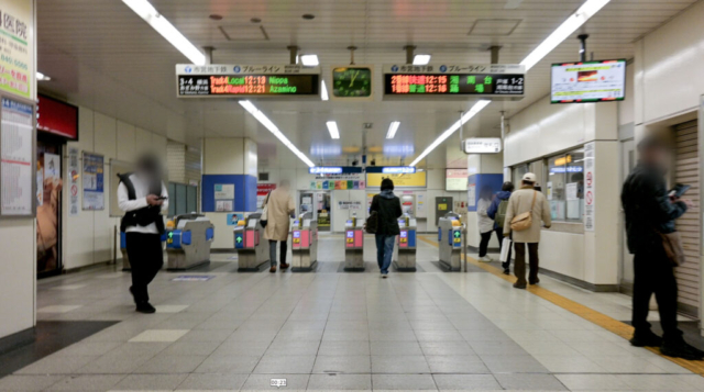 上永谷駅改札口の発車案内 上永谷駅改札口の発車案内