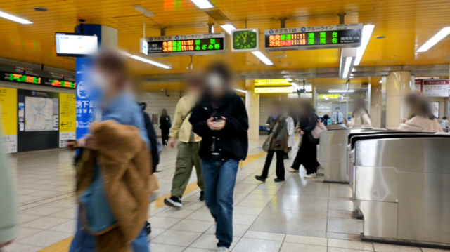 戸塚駅改札口の発車案内 戸塚駅改札口の発車案内