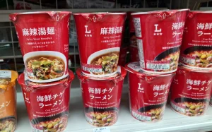 ローソンの麻辣湯麺と海鮮チゲラーメンのデザイン